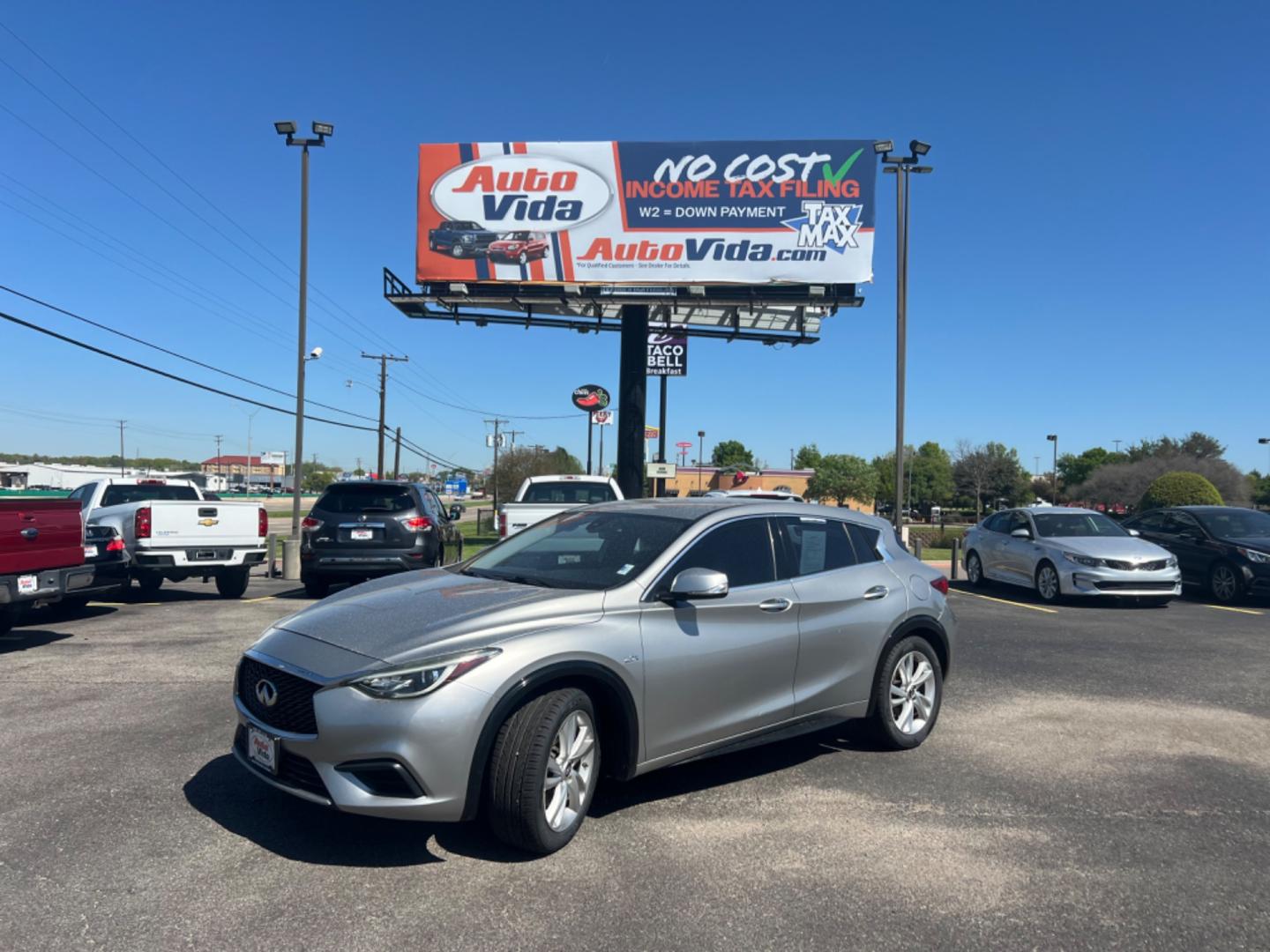 2017 SILVER Infiniti QX30 Base (SJKCH5CP1HA) with an 2.0L L4 DOHC 16V engine, 7A transmission, located at 420 I-35E, Lancaster, TX, 75146, (469) 297-4144, 32.593929, -96.823685 - Photo#6